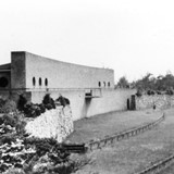 De muur met spreekgestoelte begrensde het terrein van NSB-leider Mussert in Lunteren. Bron: Collectie Gemeentearchief Ede, nr GA19344