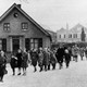 De ‘meisjesschool’ aan de Kloosterstraat gaat uit. Op de achtergrond staat het Hollands klooster. Het huis op de voorgrond is gesloopt. Collectie G.G.Driessen