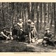 Ansichtkaart uit 1912 met bosbessenplukkers. Jong en oud zijn begin juli dagenlang in de bossen aan het plukken. Collectie G.G.Driessen