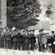 Fanfare ‘Wilhelmina’ bij de oude kerk op de hoek Kloosterstraat-Pannenstraat in 1918. De fanfare bestaat dan twintig jaar. Het gebouw rechts dient tot 1943 als gemeentehuis. Collectie G.G.Driessen