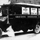 Rond 1930 wil de stad Nijmegen nog meer grond van de gemeente Groesbeek annexeren. Felle protesten zijn het gevolg. De autobus is met leuzen beplakt. Collectie G.G.Driessen.