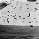 Landing van Amerikaanse parachutisten ter hoogte van de Wylerbaan, de Kamp en de Derdebaan. Collectie G.G.Driessen.