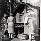 Noodwoning in 1945 aan het begin van de 'Grafwegenschestraat'. Later is de straatnaam ingekort tot Grafwegen. Collectie G.G.Driessen.