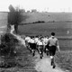 Een verkennersgroep loopt over de Zevenheuvelenweg richting Derdebaan. Het is 4 mei 1947, de dag van de opening van de Canadese Erebegraafplaats. Collectie C.Luijben, Heemkundekring Groesbeek