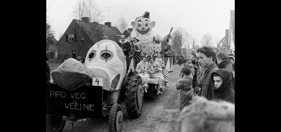 Praalwagen over de populaire televisieserie 'Pipo de Clown' tijdens de koude optocht van 1962. Collectie Heemkundekring Groesbeek.