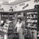 De kruidenierswinkel van de familie H. Nillesen aan de Burgemeester Ottenhoffstraat in 1957. Foto Fam. A.Peters-Nilessen.