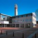 Het gemeentehuis (1995) met de carillontoren. In het vorige gemeentehuis is nu o.a. een notariskantoor en boekhandel gevestigd. Foto: Archief Gemeente Groesbeek.