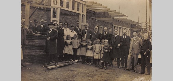 De eerste steenlegging voor het nieuwe gebouw van de Christelijke School Nijkerkerveen door dominee Melle, op 17 juli 1923 