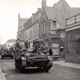 Canadese bevrijders rijden de Oosterstraat binnen (archief Stichting Oud Nijkerk)