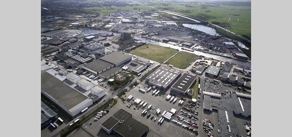 Luchtfoto van de Arkervaart in Nijkerk, met de aangrenzende industrieterreinen (foto Gerrit van de Veen, Nijkerk).
