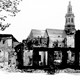Schade door de beschietingen van het Nederlandse leger, met als doel de opmars van de Duitsers te vertragen (hoek Nieuwstraat/Verlaat, archief Stichting Oud Nijkerk).