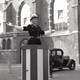 Agent Drieënhuizen regelde tot begin jaren '60 het verkeer op de hoek van de Langestraat en de Venestraat in Nijkerk, destijds de doorgaande route Amersfoort-Zwolle (archief Stichting Oud Nijkerk).