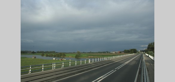 De IJssel werd in 1553 langs Doesburg gegraven waardoor de Lamme IJssel ontstond. Op de oude oversteekplaats ligt nu de 'Lange brug'. IMG 2005