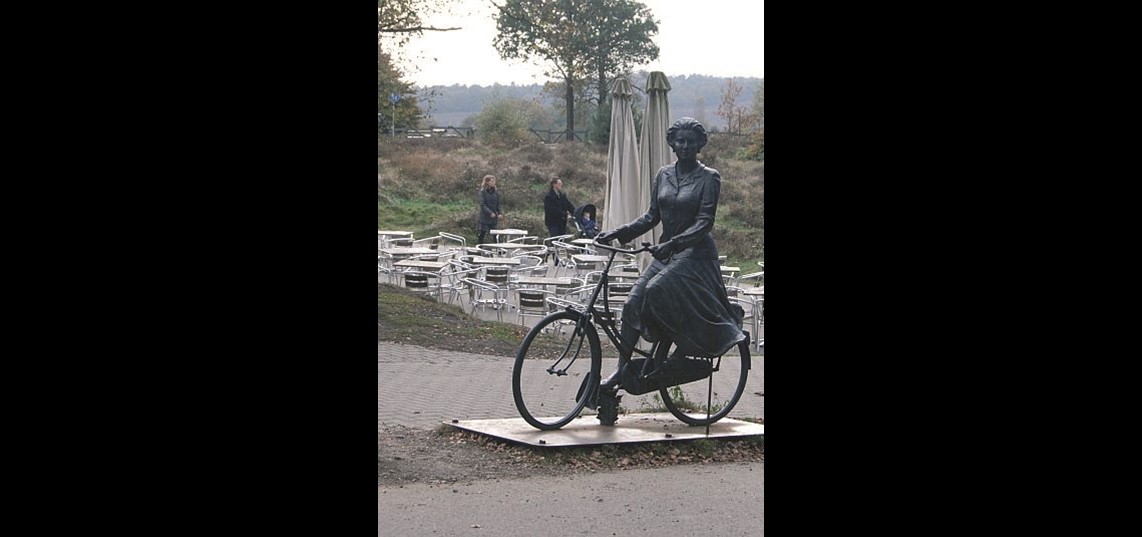 Het beeld Koningin Beatrix op de fiets van Daphnee du Barry bij paviljouen De Posbank. Foto A.Burgers