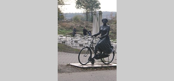 Het beeld Koningin Beatrix op de fiets van Daphnee du Barry bij paviljouen De Posbank. Foto A.Burgers