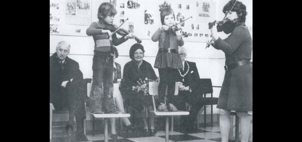 Koningin Juliana op bezoek bij de muziekschool in Dieren, februari 1973