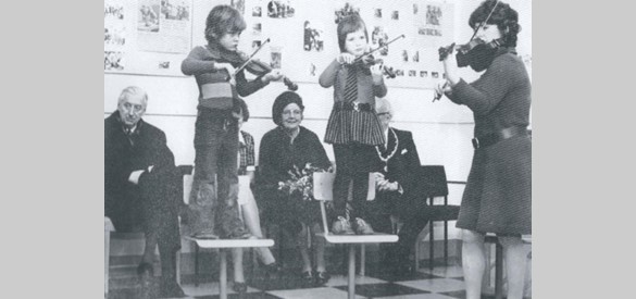 Koningin Juliana op bezoek bij de muziekschool in Dieren, februari 1973