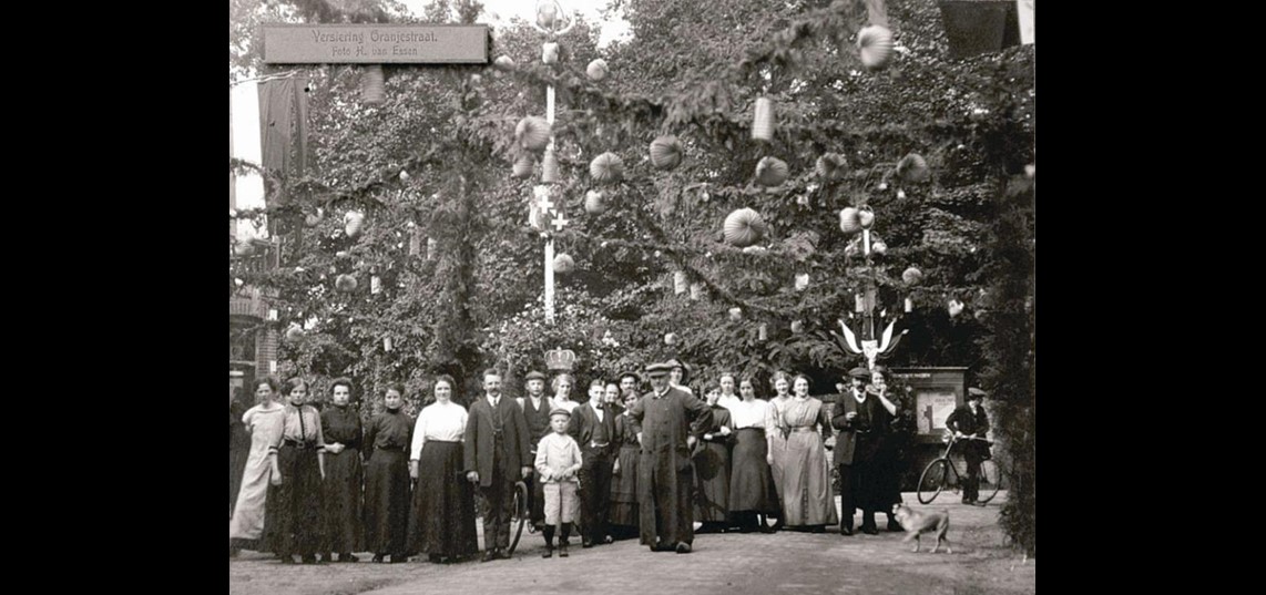 Bevrijdingsfeest te Velp in 1913. Honderd jaar een koninkrijk.