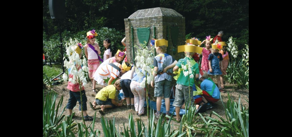 Feest in Velp in 2010. Burgermeester van Wingerden onthult samen met kinderen van de Anhorstschool het gerestaureerde Waterloo monument in  park Daalhuizen. Foto K.Hengeveld