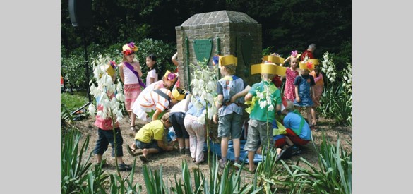 Feest in Velp in 2010. Burgermeester van Wingerden onthult samen met kinderen van de Anhorstschool het gerestaureerde Waterloo monument in  park Daalhuizen. Foto K.Hengeveld