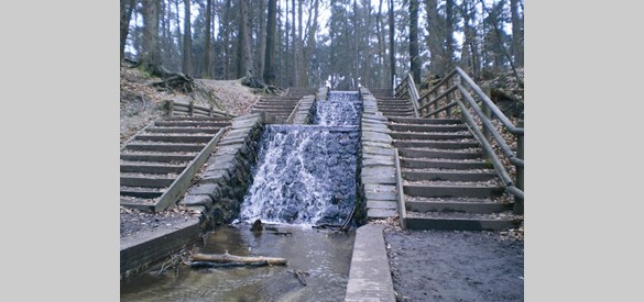 Vrijenberger Spreng met waterval te Loenen. Aangelegd om het kanaal van voldoende water te voorzien.