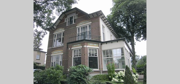 Villa Charlotte, met prachtige Jugendstiltegels, ligt in villapark Ma Retraite aan de  Schonenbergsingel in Velp