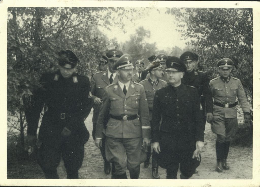 Nazi-kopstukken SS Führer Himmler en NSB-leider Anton Mussert bezoeken de opleidingsschool voor SS op het landgoed Avegoor