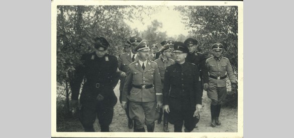 Nazi-kopstukken SS Führer Himmler en NSB-leider Anton Mussert bezoeken de opleidingsschool voor SS op het landgoed Avegoor