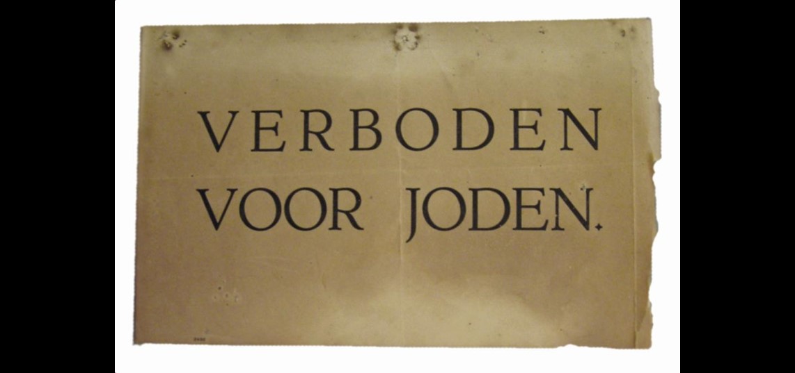 Joden verdwenen uit het openbare leven. Dit pamflet hing bij het zwembad in de IJssel bij De Steeg