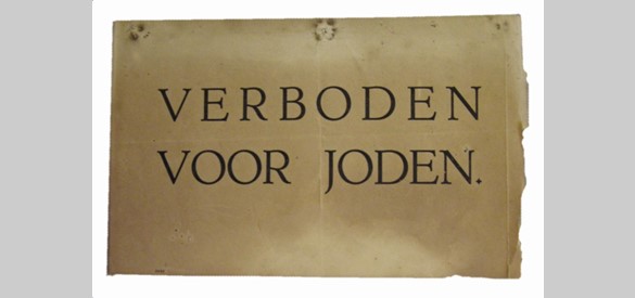 Joden verdwenen uit het openbare leven. Dit pamflet hing bij het zwembad in de IJssel bij De Steeg