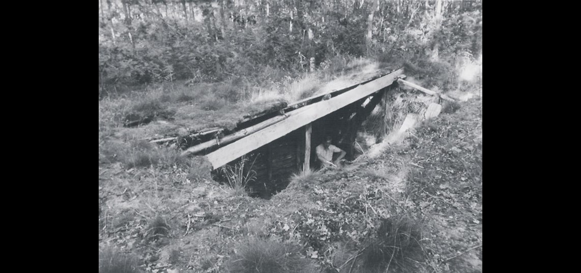 Schuilplaats in het bos. In de bossen bij Laag-Soeren had een verzetsgroep een ondergronds schuilhol gebouwd.