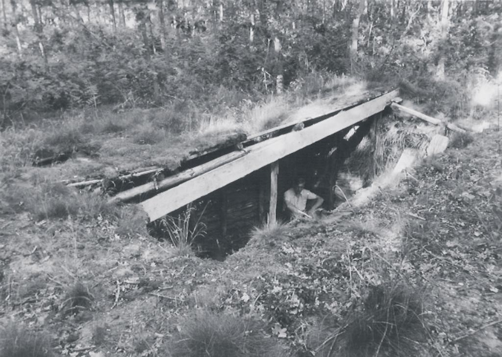 Schuilplaats in het bos. In de bossen bij Laag-Soeren had een verzetsgroep een ondergronds schuilhol gebouwd.