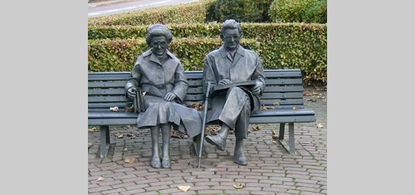Bronzen beeld van Simon Carmiggelt en zijn vrouw uitkijkend over de IJssel tegenover de plaats waar hun geliefde hotel De Engel stond. (Wim Kuijl, 1999)
