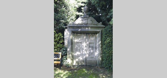 Monumentale toegangspoort tot de grafkelder van de familie Van Spaan op de begraafplaats aan de Reinaldstraat in Velp.