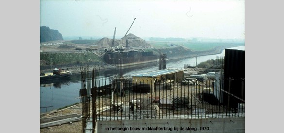 Aanleg Middachterbrug over de tussen 1970-1973 ontstane dode IJsselarm. Collectie Theo Hillebrand