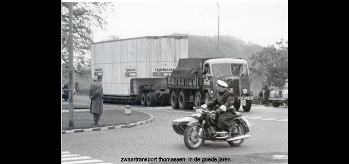 Een grote gasturbine verlaat op een dieplader het terrein van Thomassen in Rheden om naar elders vervoerd te worden.