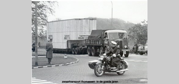 Een grote gasturbine verlaat op een dieplader het terrein van Thomassen in Rheden om naar elders vervoerd te worden.