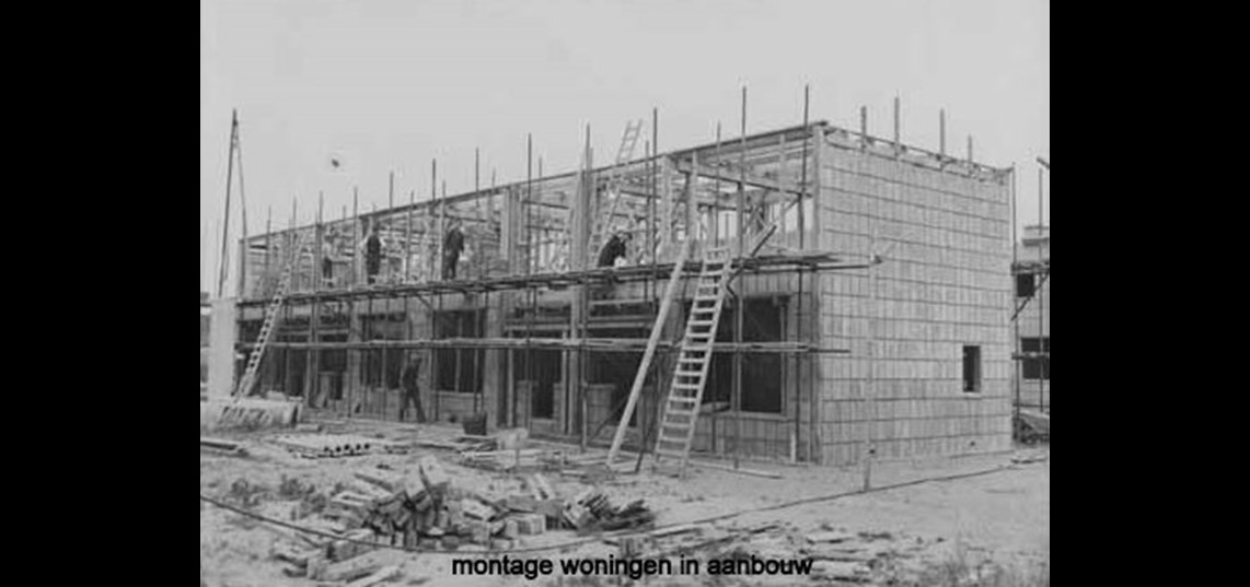 Bouw montagewoningen in 1949 in Rheden. De noodwoningen zouden 25 jaar blijven staan. Ze staan er nog. Collectie Theo Hillebrand