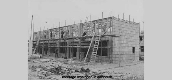 Bouw montagewoningen in 1949 in Rheden. De noodwoningen zouden 25 jaar blijven staan. Ze staan er nog. Collectie Theo Hillebrand