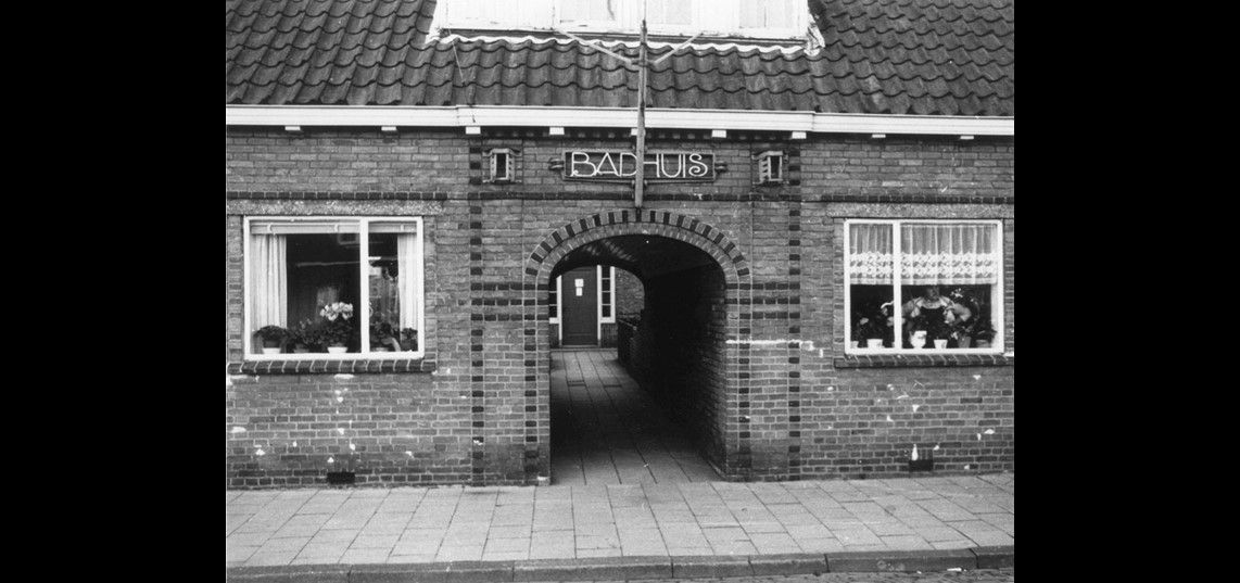 Het op 3 februari 1922 geopende badhuis aan het Badhuisplein