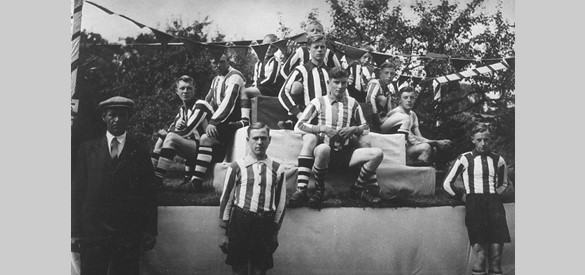 1912 Theole een voorbeeld van sportief Tiel. Elftal van Theole in de jaren dertig.