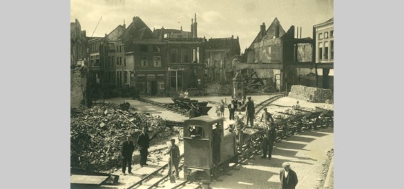 De 'puinexpres' rijdt over de desolate Groenmarkt, 1945