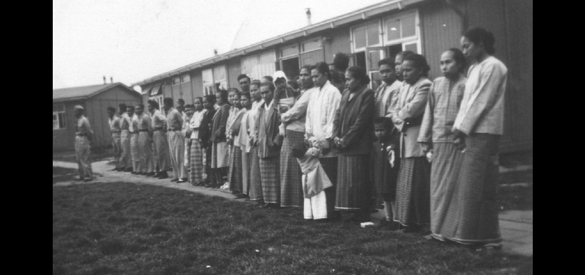 Zuid-Molukkers hijsen de vlag in het kamp de Schutssluizen in de jaren vijftig