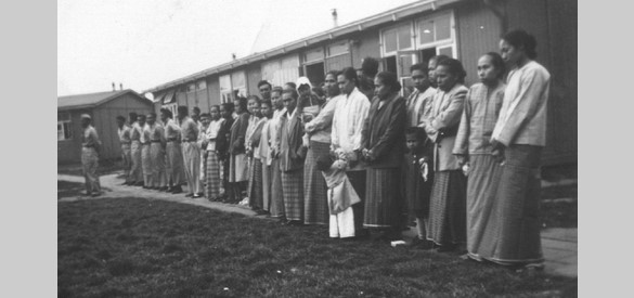 Zuid-Molukkers hijsen de vlag in het kamp de Schutssluizen in de jaren vijftig
