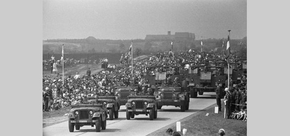 Militaire parade bij Ede voor koningin Juliana en prins Bernhard, 1960 (Bron: Stichting Liberation Route Europe, Nationaal Archief Fotocollectie Anefo)