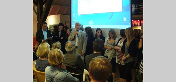 Uitreiking van de Prodesseprijs in juni 2010 in de Historische Herberg. In 2010 gingen de prijzen naar leerlingen van de Arnhem International School. U ziet op de foto de leerlingen met leden van de jury (links Bob Roelofs, Huis der Provincie, en Klaas Schreuder met microfoon, Prodesse).