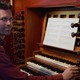 Organist Klaas Stok achter het Henrick Bader orgel