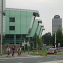 Het Huygensgebouw met op de achtergrond het Erasmusgebouw (Bron: Wikimedia)