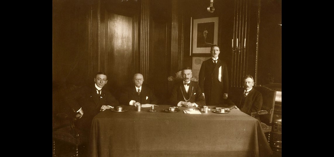 Het college van B en W van Zutphen in 1925. In het midden mr. J. Dijckmeester, burgemeester van Zutphen van 1917 tot 1944 (Bron: Stedelijk Museum Zutphen)