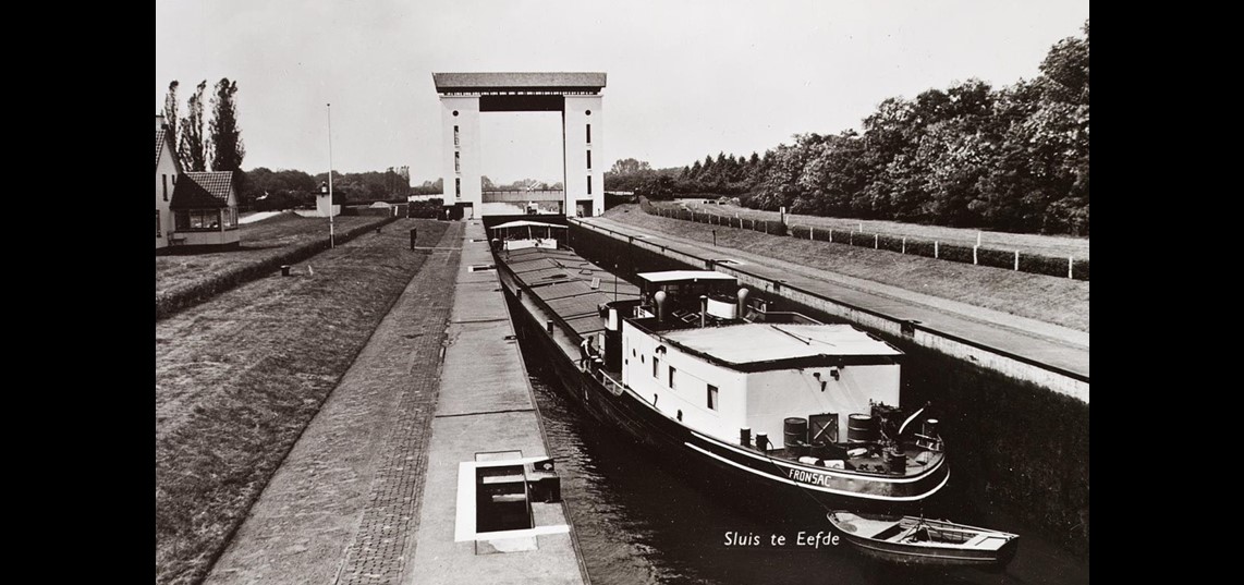De sluis bij Eefde in het Twentekanaal (Bron: de Gelderland Bibliotheek)